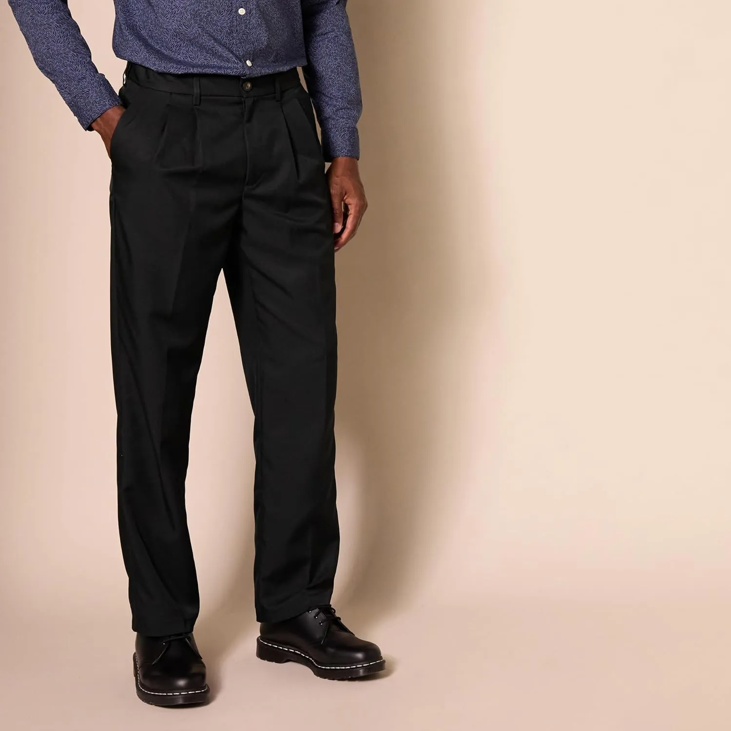 Amazon Essentials Men's Classic-Fit Expandable-Waist Pleated Dress Pant