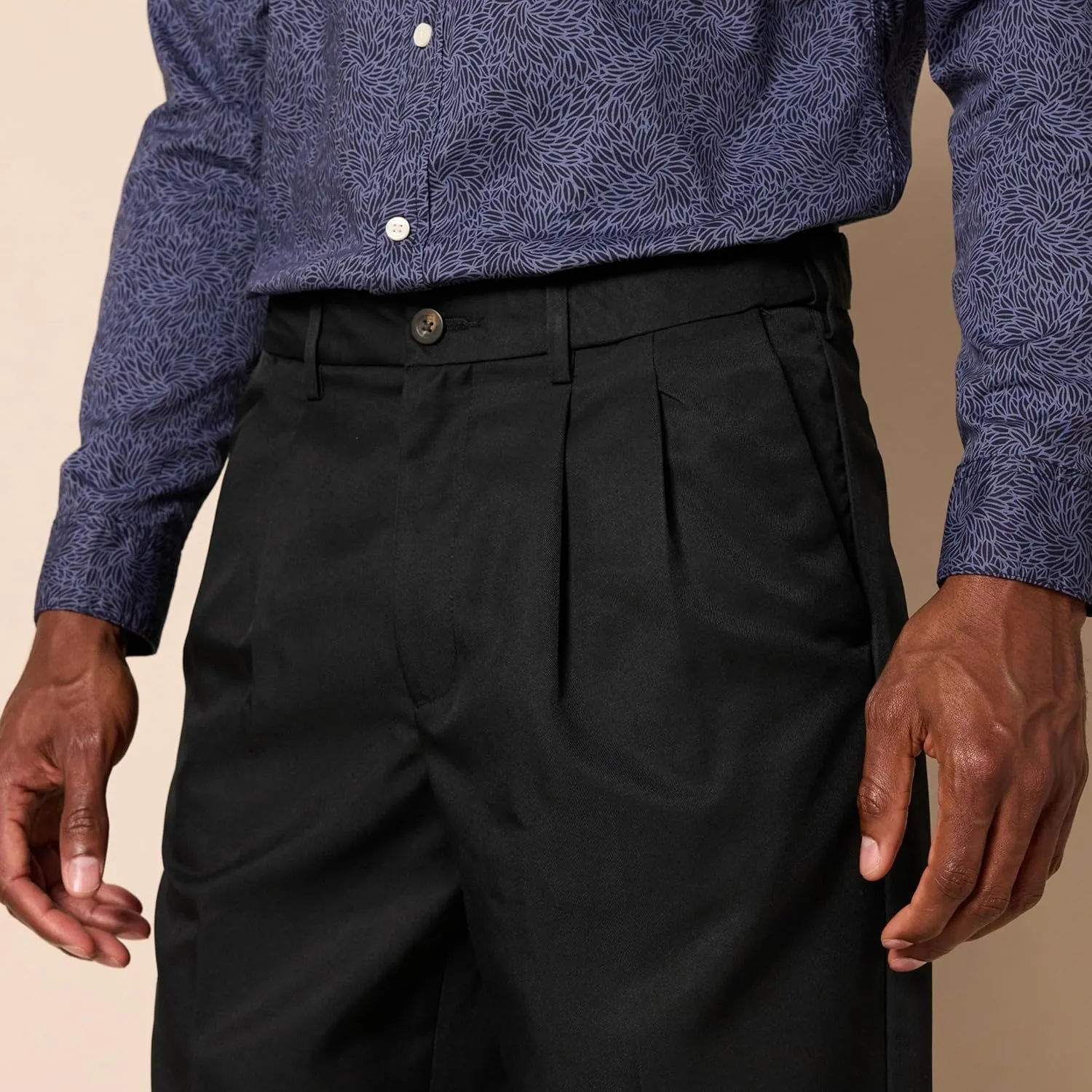 Amazon Essentials Men's Classic-Fit Expandable-Waist Pleated Dress Pant