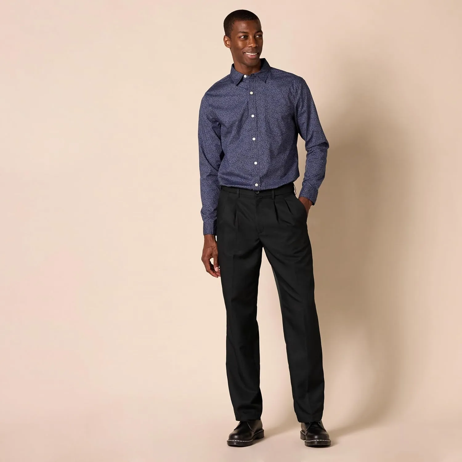 Amazon Essentials Men's Classic-Fit Expandable-Waist Pleated Dress Pant