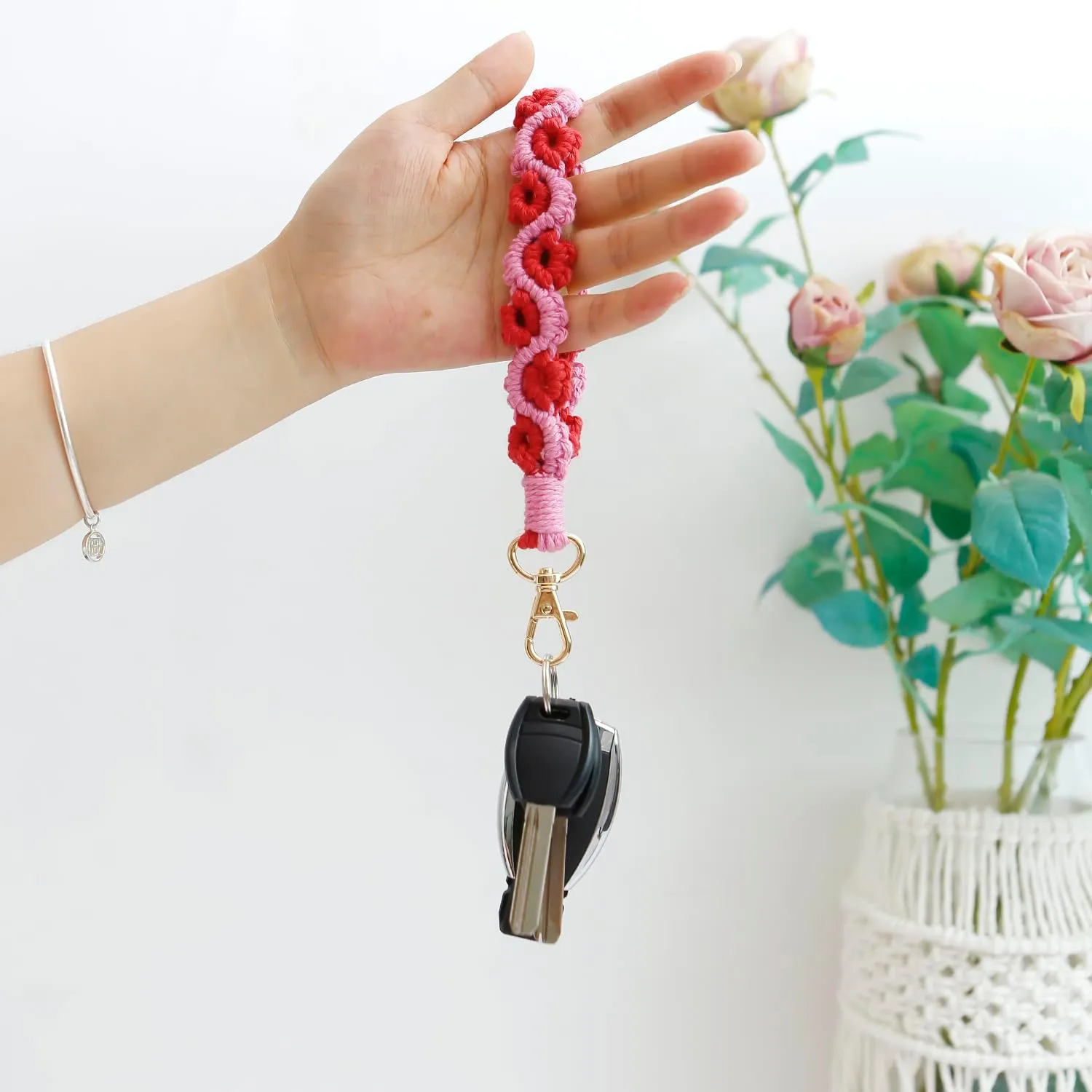 Handmade Boho Keychain Wrist Lanyard for Keys Cute Flower Keychain Wristlet Macrame Keychain Key Lanyard for Women