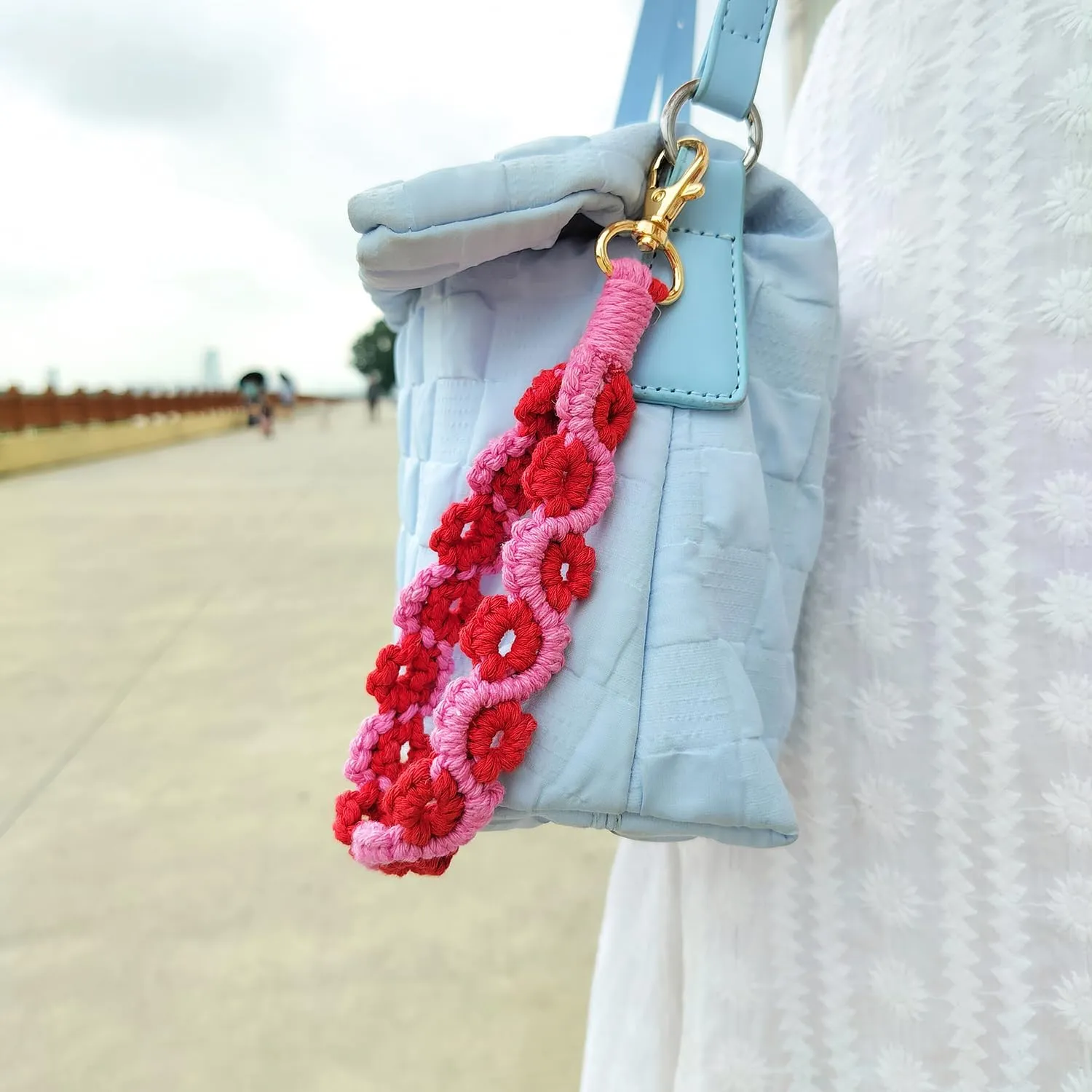 Handmade Boho Keychain Wrist Lanyard for Keys Cute Flower Keychain Wristlet Macrame Keychain Key Lanyard for Women