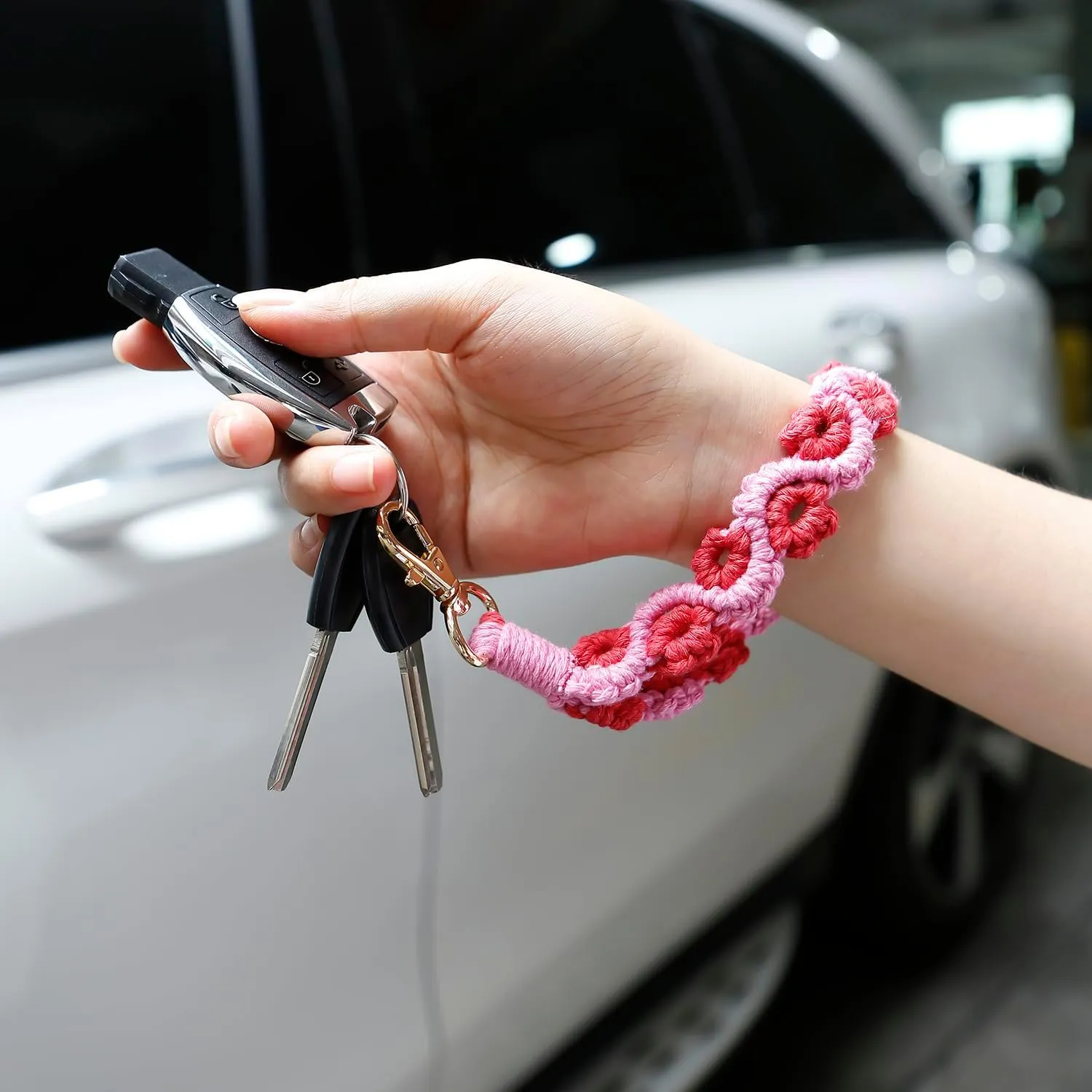 Handmade Boho Keychain Wrist Lanyard for Keys Cute Flower Keychain Wristlet Macrame Keychain Key Lanyard for Women